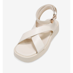 Sandalias de plataforma beige con hebilla