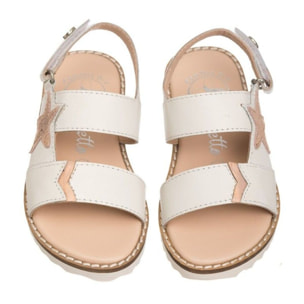 Sandalia blanca en piel con detalle de estrella color oro