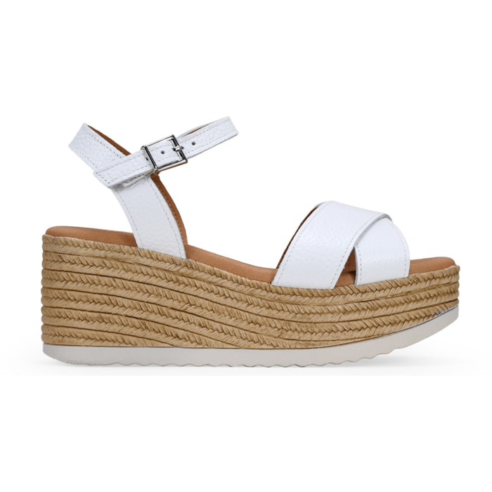 Sandalias de piel blancas con cuña y plataforma de esparto