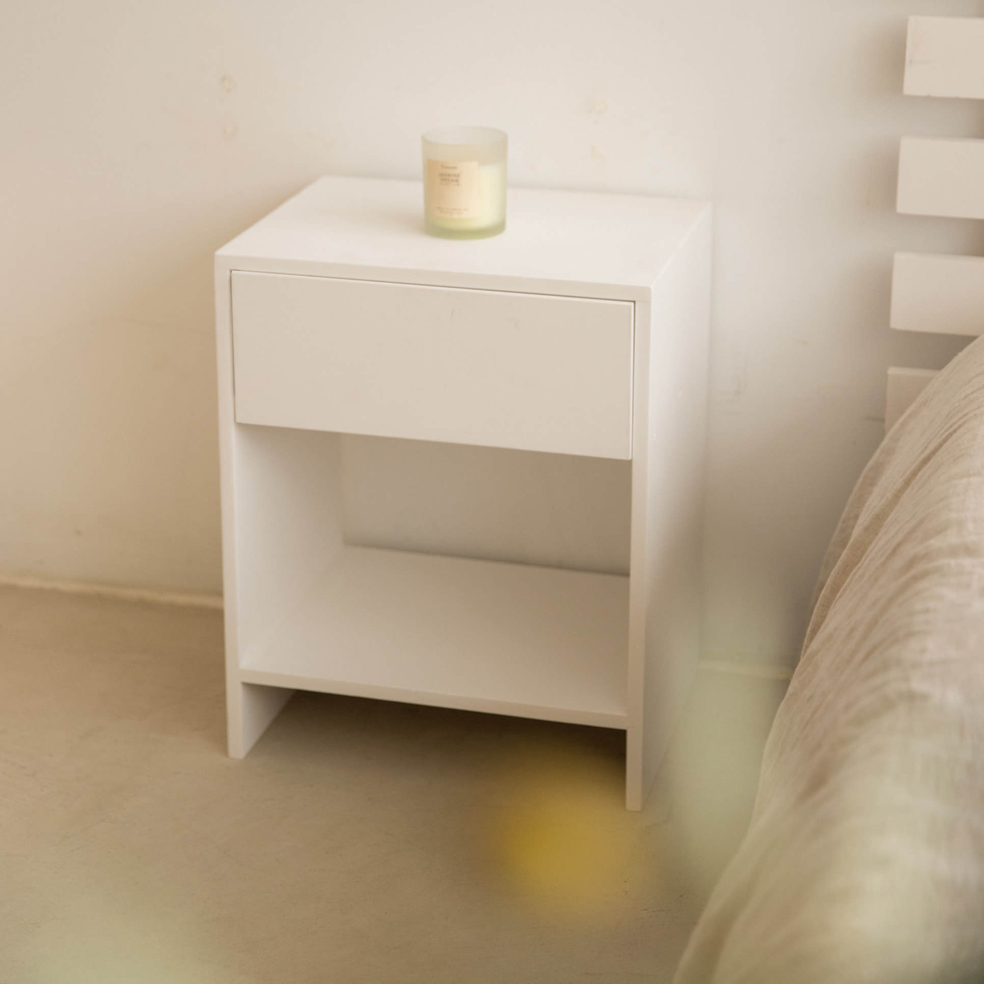 Pack de 2 mesitas de madera maciza con un cajón en tono blanco de varias medidas
