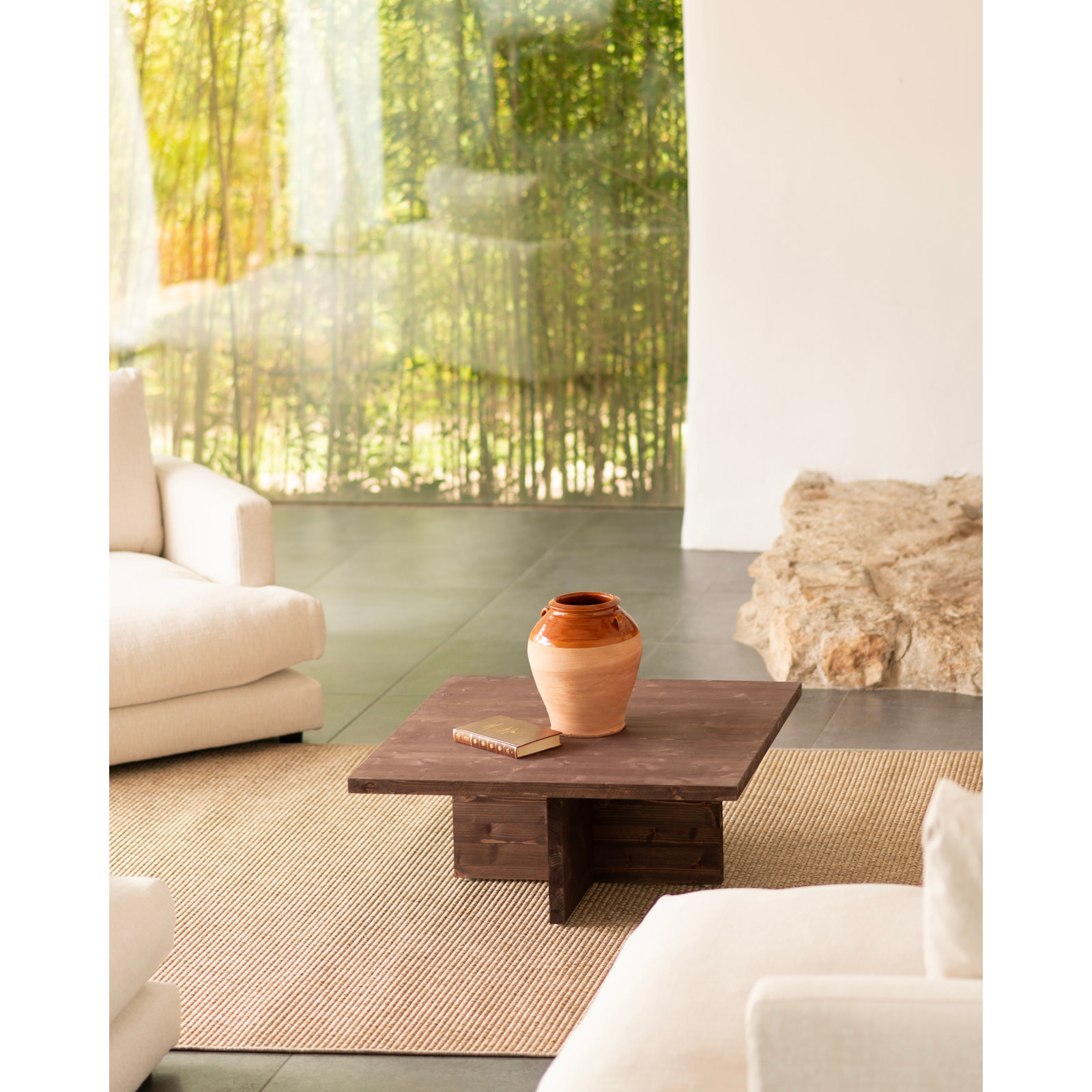 Mesa de centro cuadrada de madera maciza en tono nogal de 80x80cm Alto: 33.2 Largo: 80 Ancho: 80