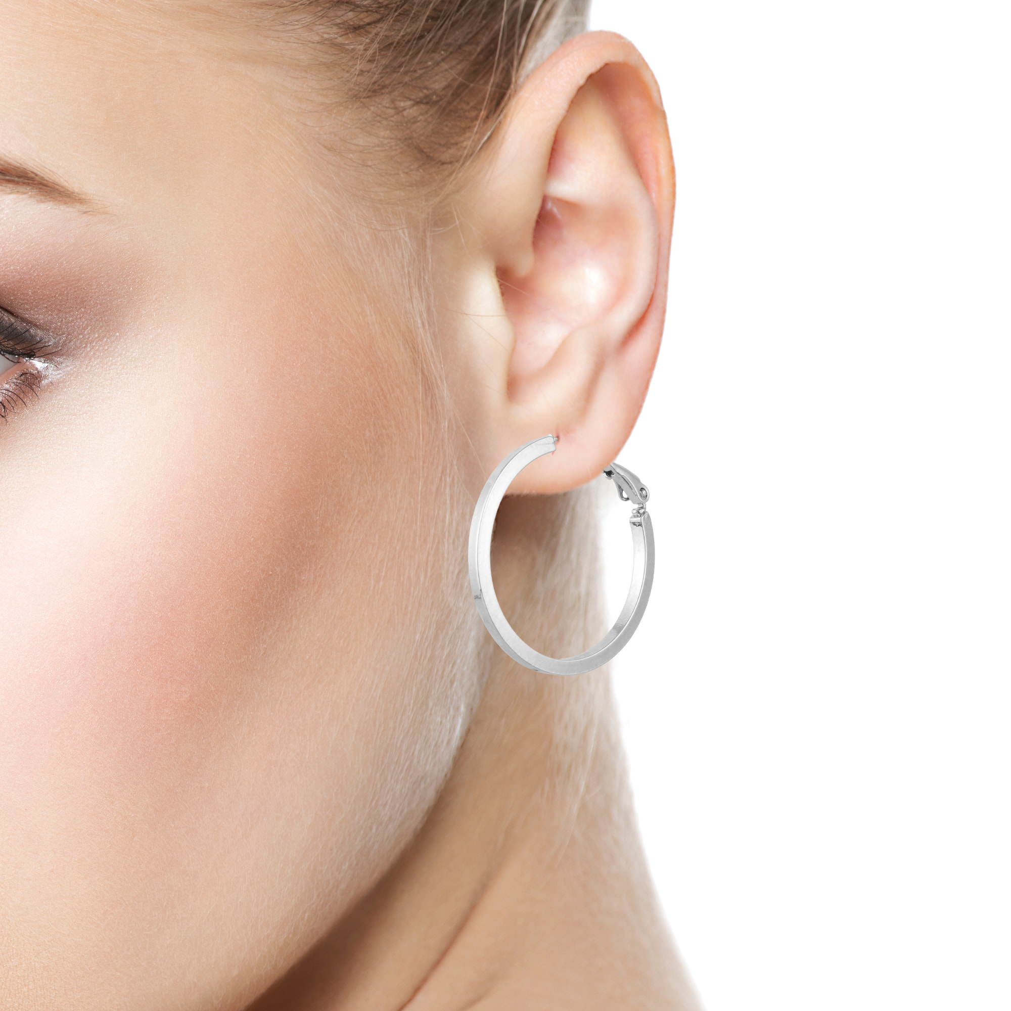 Pendientes de aro plano de cobre con recubrimiento electroplateado, 30 mm, con cierre catalán en plata de ley 925.