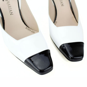 Salón destalonado en charol color blanco y negro. Tacón forrado de 7 cm