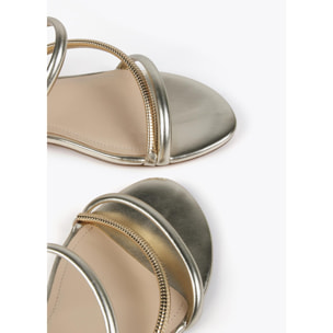 Sandali bassi fascette metallizzate e tacco dorato