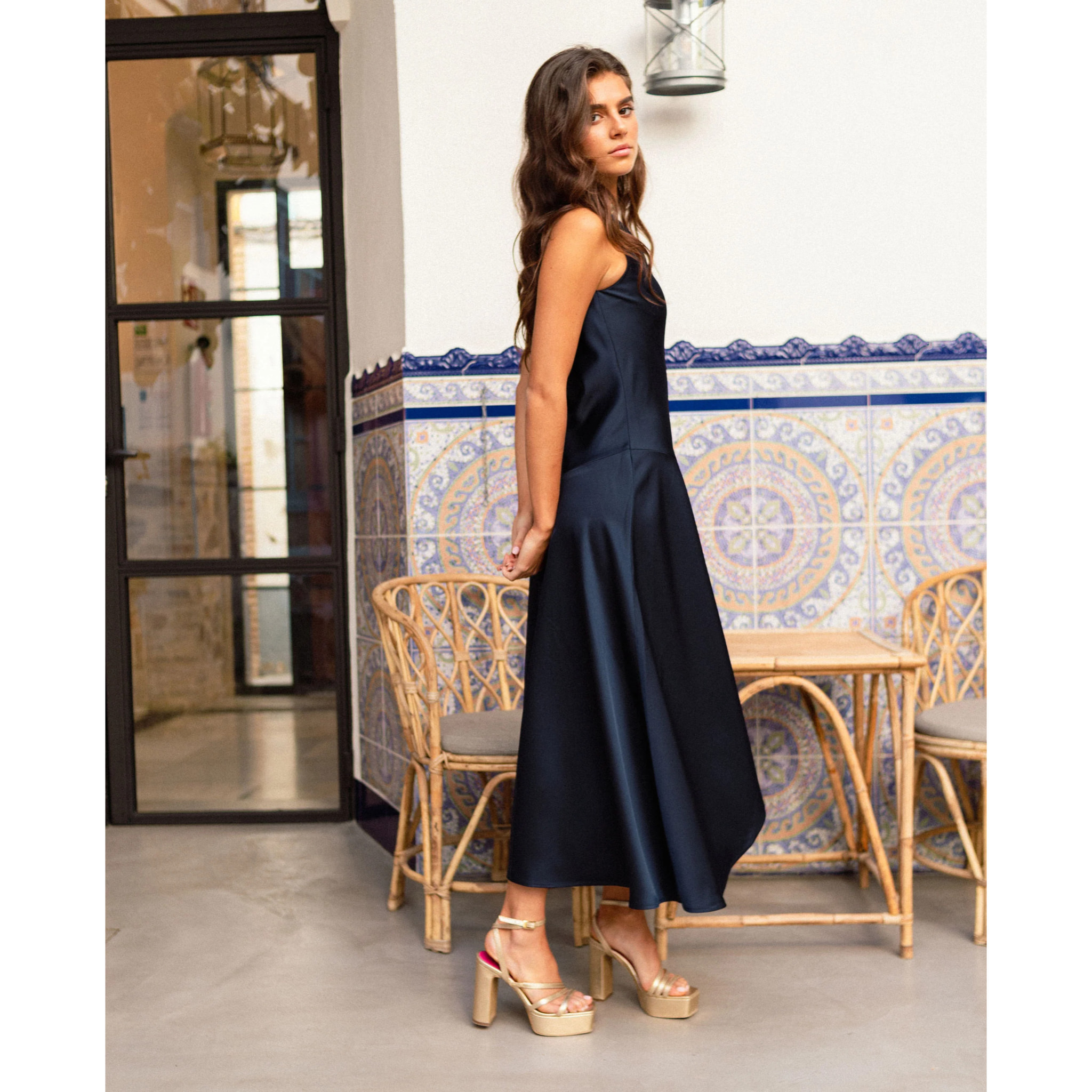 Vestido midi con escote asimétrico