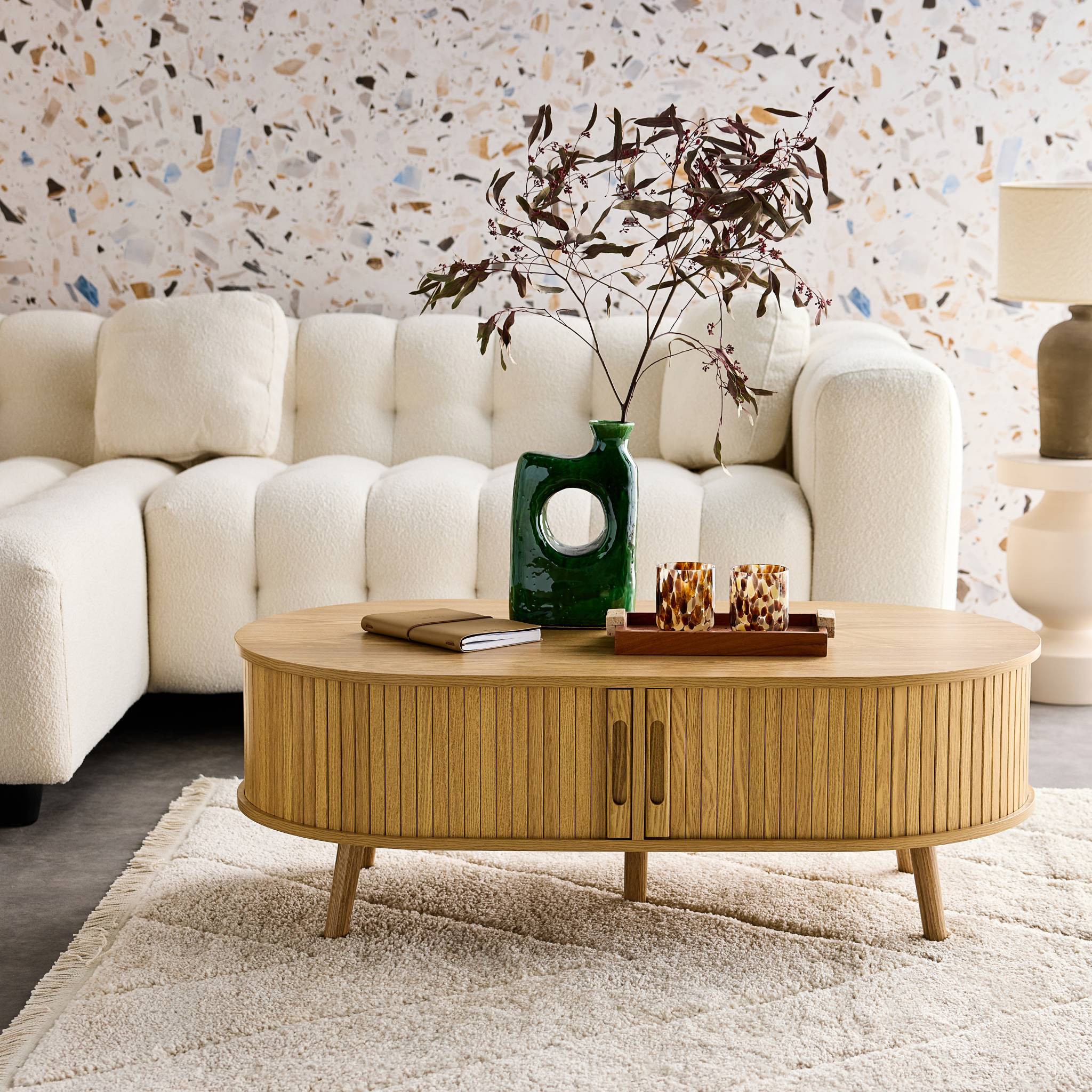Table basse 2 portes coulissantes avec 3 compartiments effet bois rainuré. L 110 x P 59 x H 39cm
