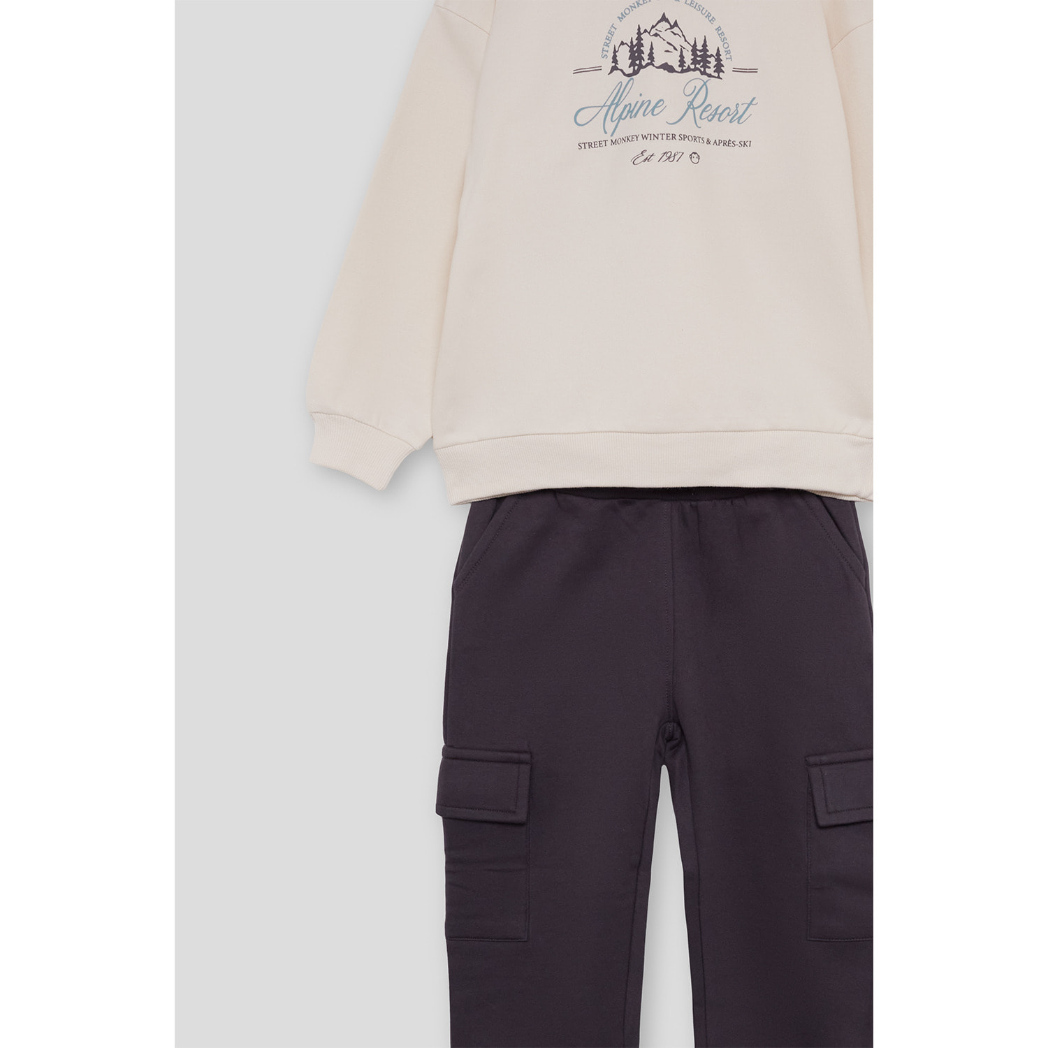 Conjunto niño sudadera con capucha crudo y marino de felpa y pantalón, bolsillos cargo y puños elásticos | Color: Crudo | Street Monkey