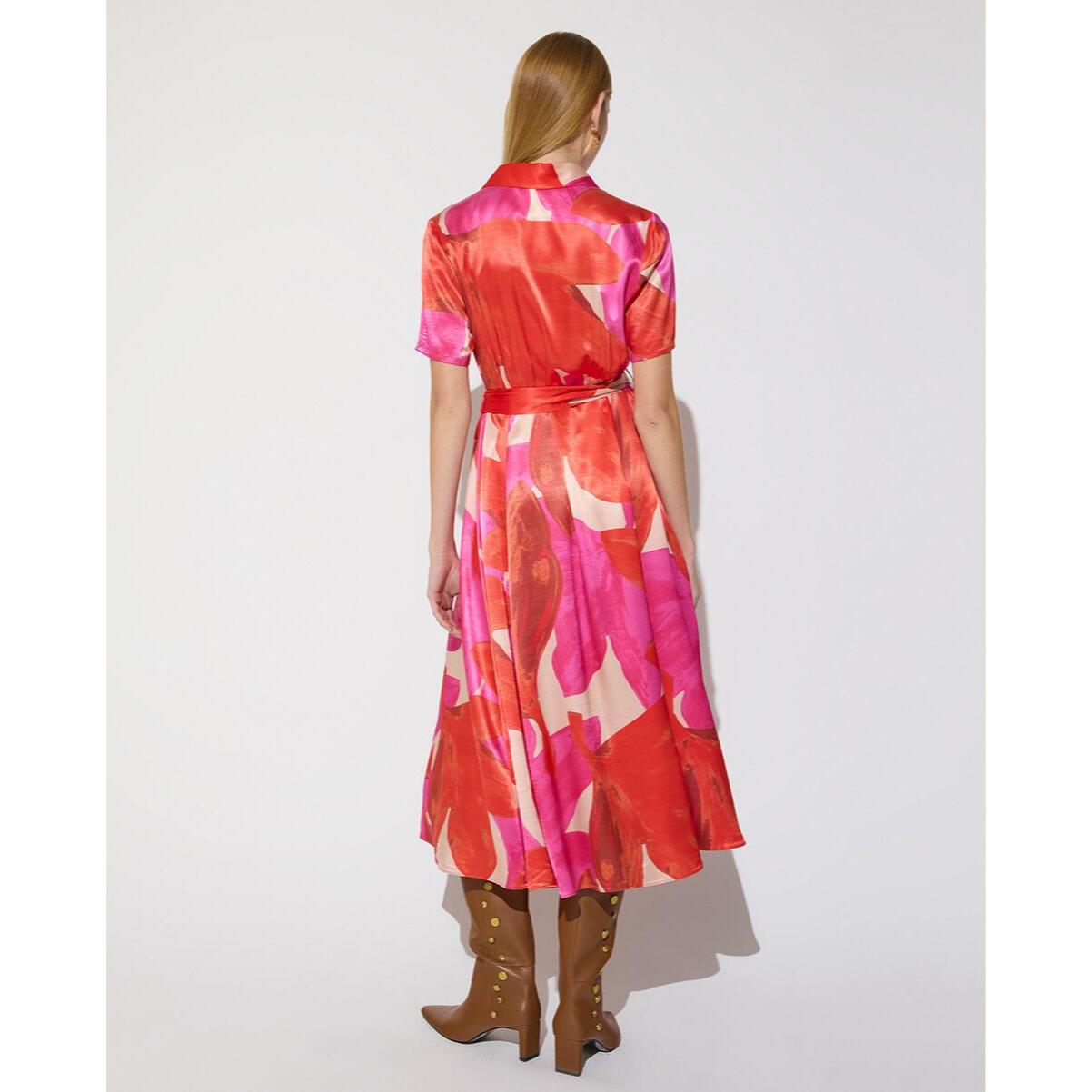 Abito con grandi fiori rossi e collane