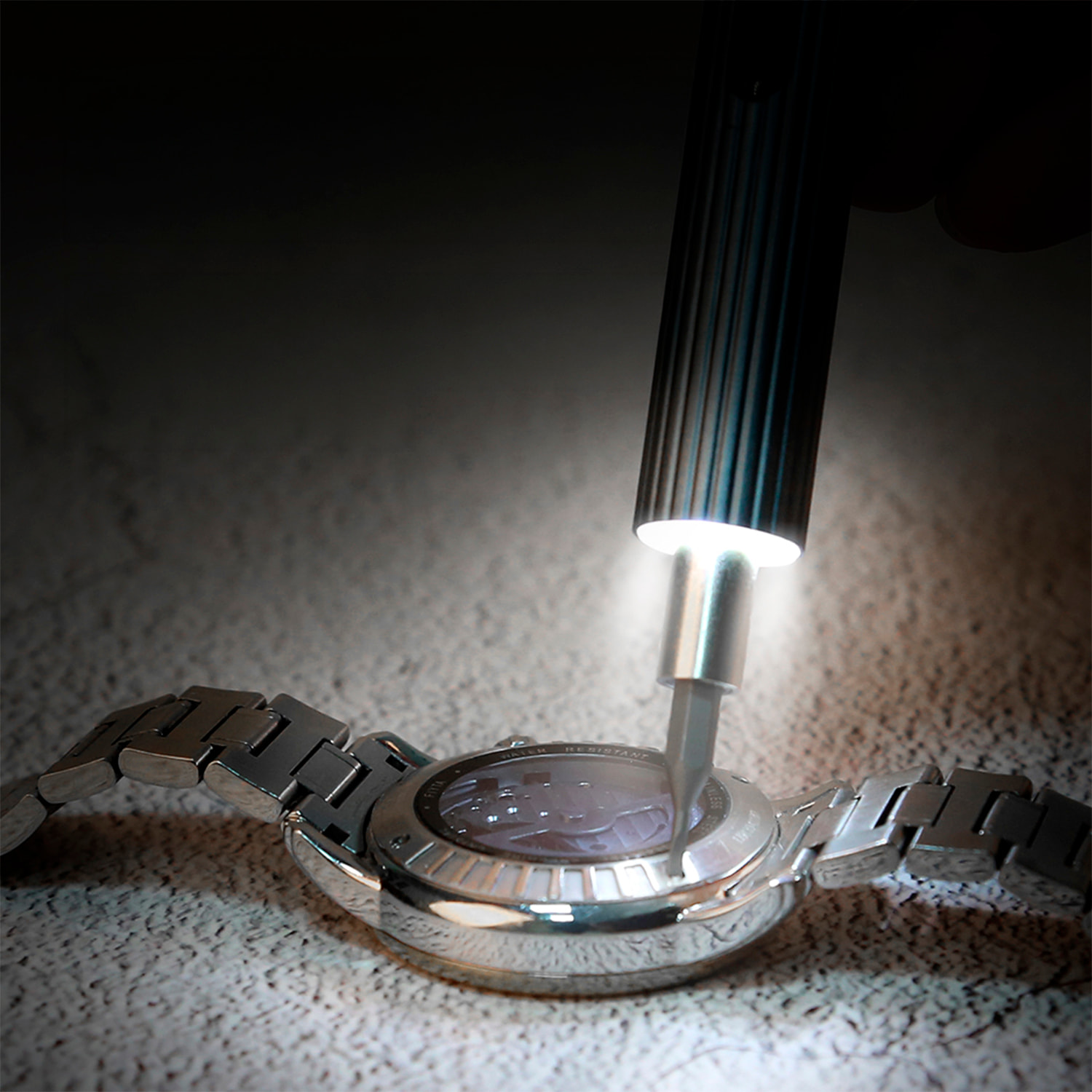 Destornillador eléctrico 33 en 1 con giro bidireccional, luces de trabajo, puntas magnéticas, 200rpm y batería de 350mAh.