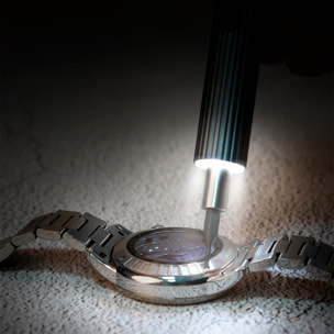 Destornillador eléctrico 33 en 1 con giro bidireccional, luces de trabajo, puntas magnéticas, 200rpm y batería de 350mAh.