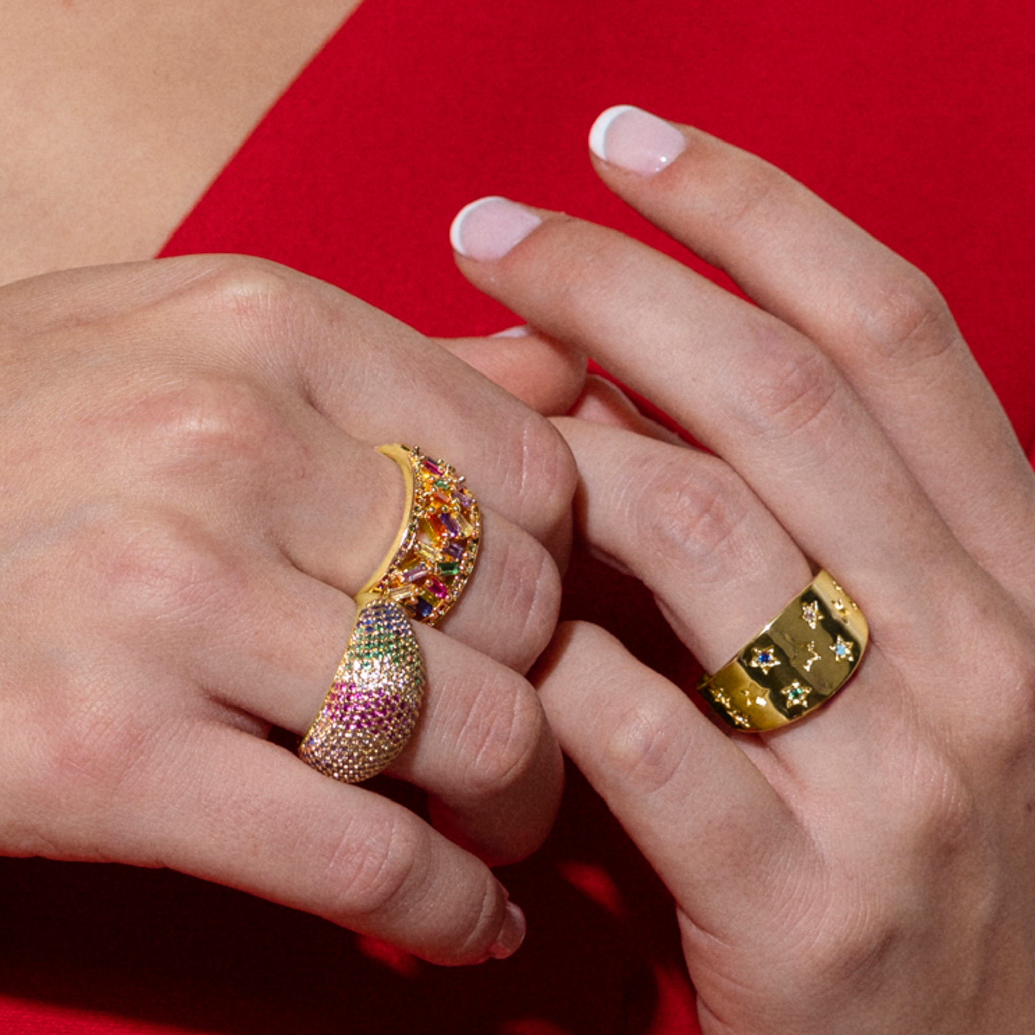 Anillo con Circonita Multicolor acabado en oro amarillo de 18K