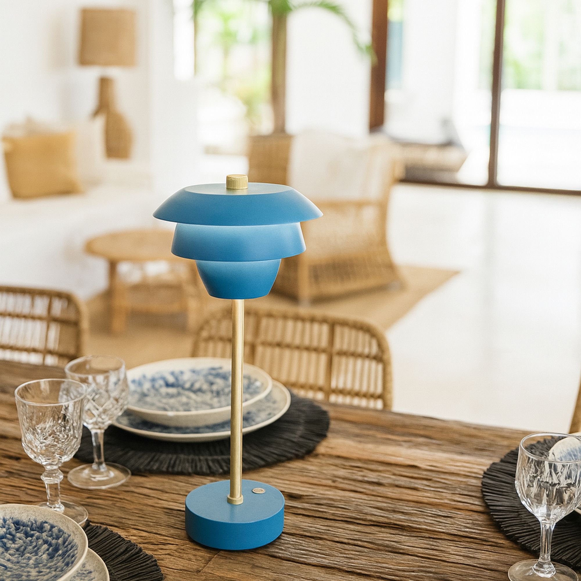 Lampe à poser rechargeable en métal bleu et doré MOXY