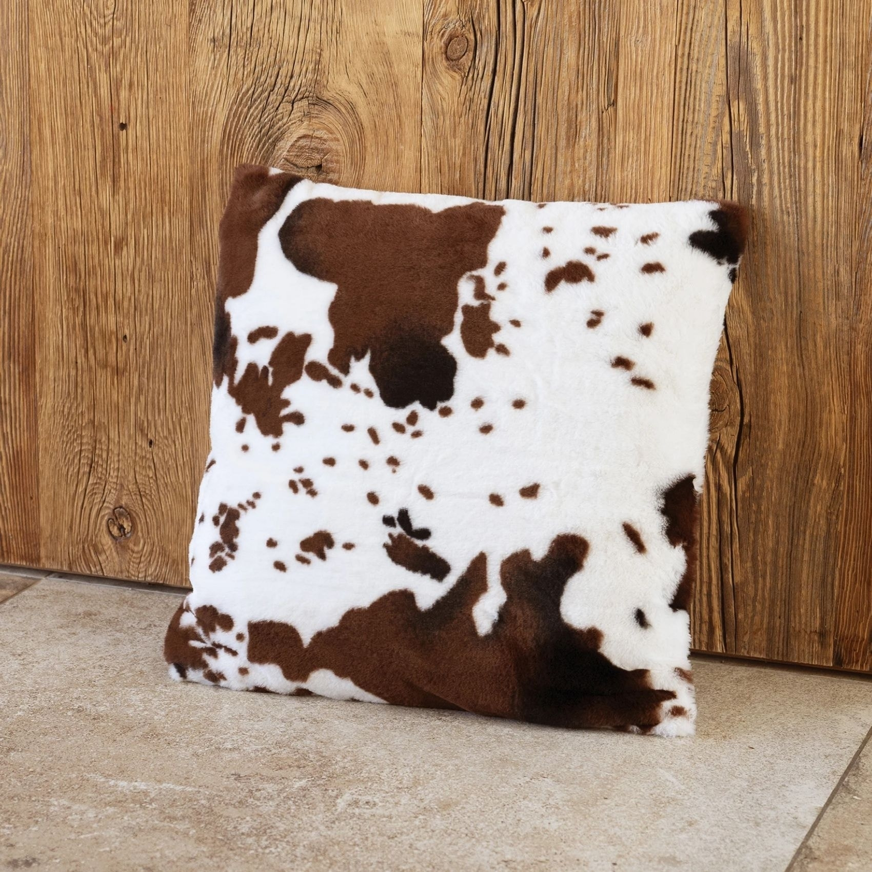 Coussin garni à motif peau de vache et dos en velours - Marron Foncé