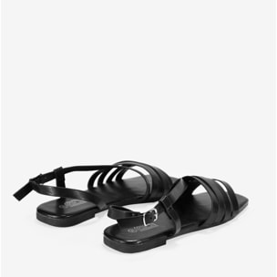 Sandalias planas negras con tiras y hebilla