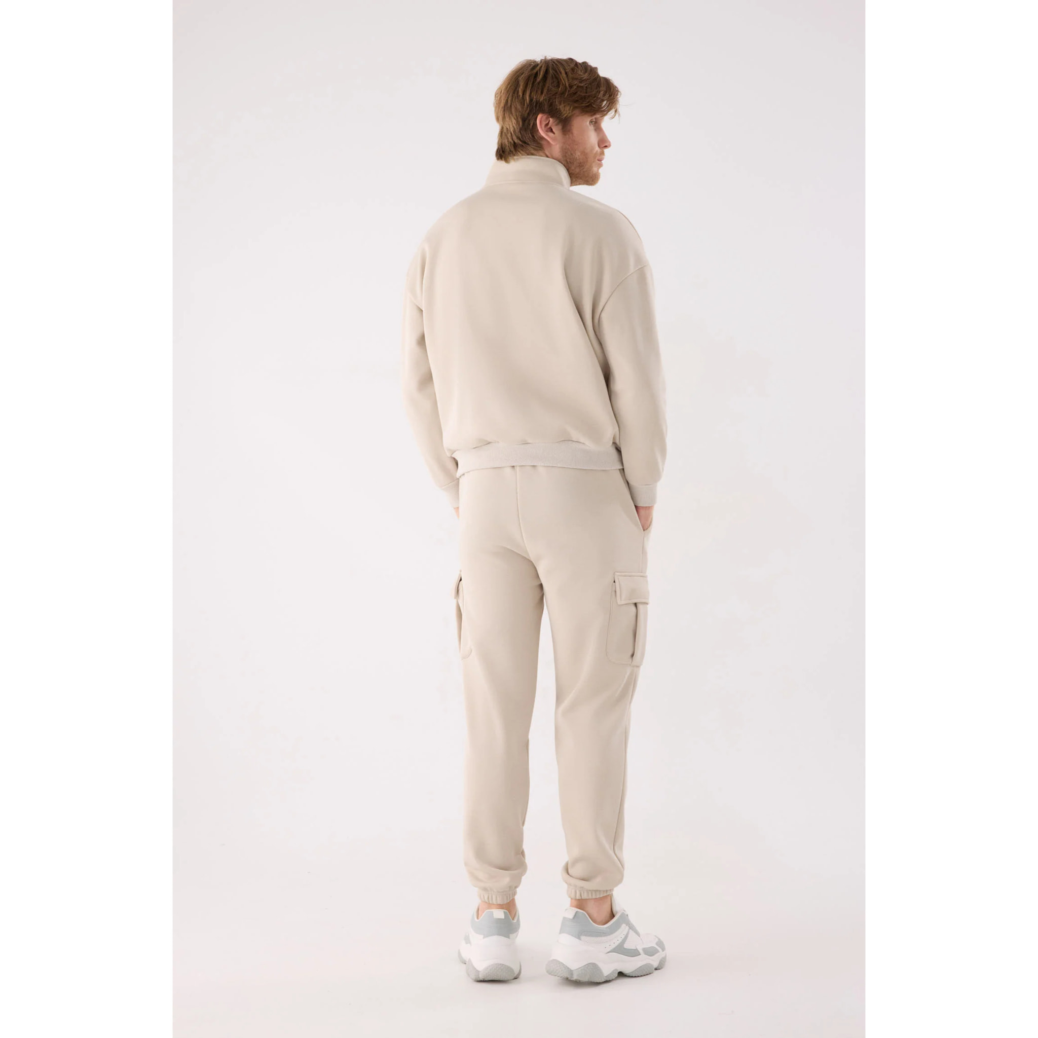 Pantalón deportivo hombre cargo afelpado con cintura ajustable beige