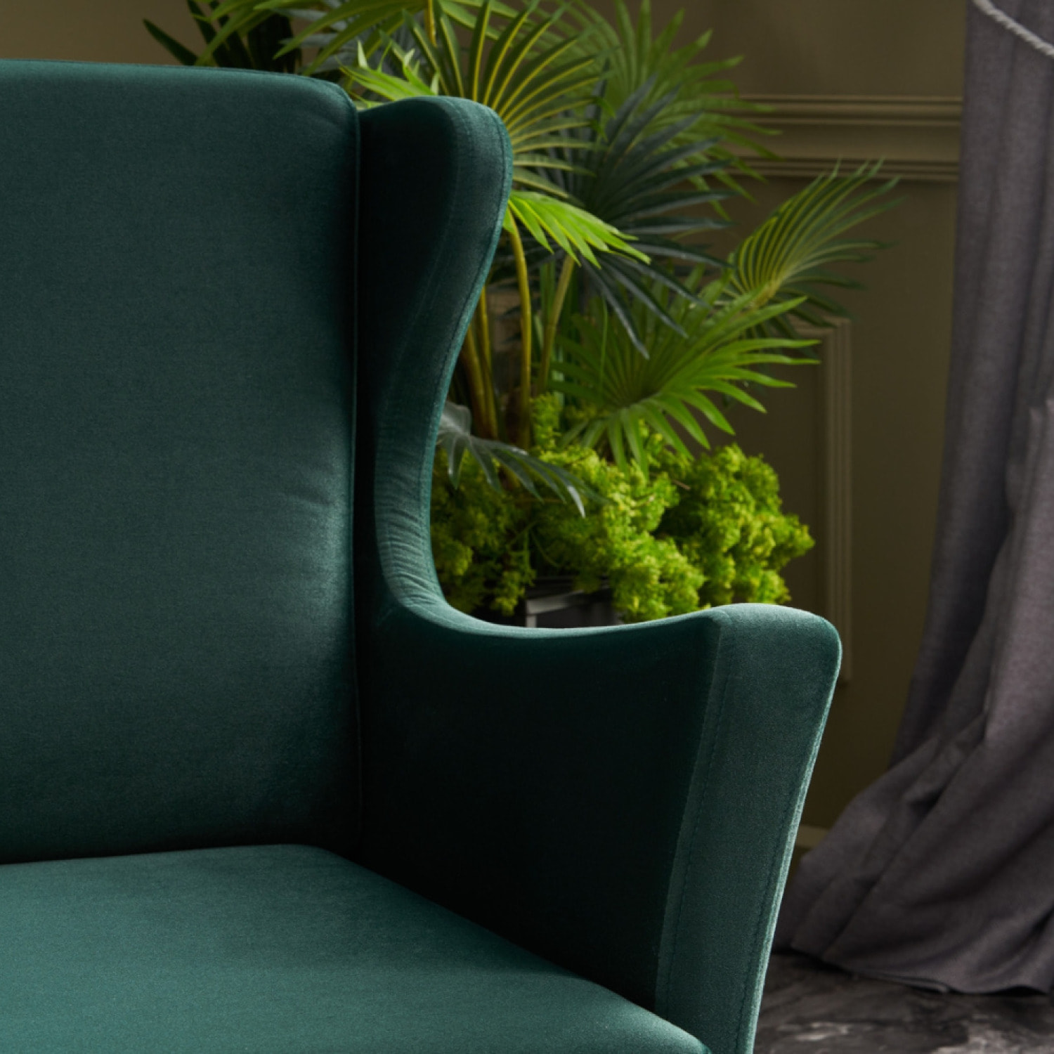 Fauteuil à oreilles en velours vert MATHIS