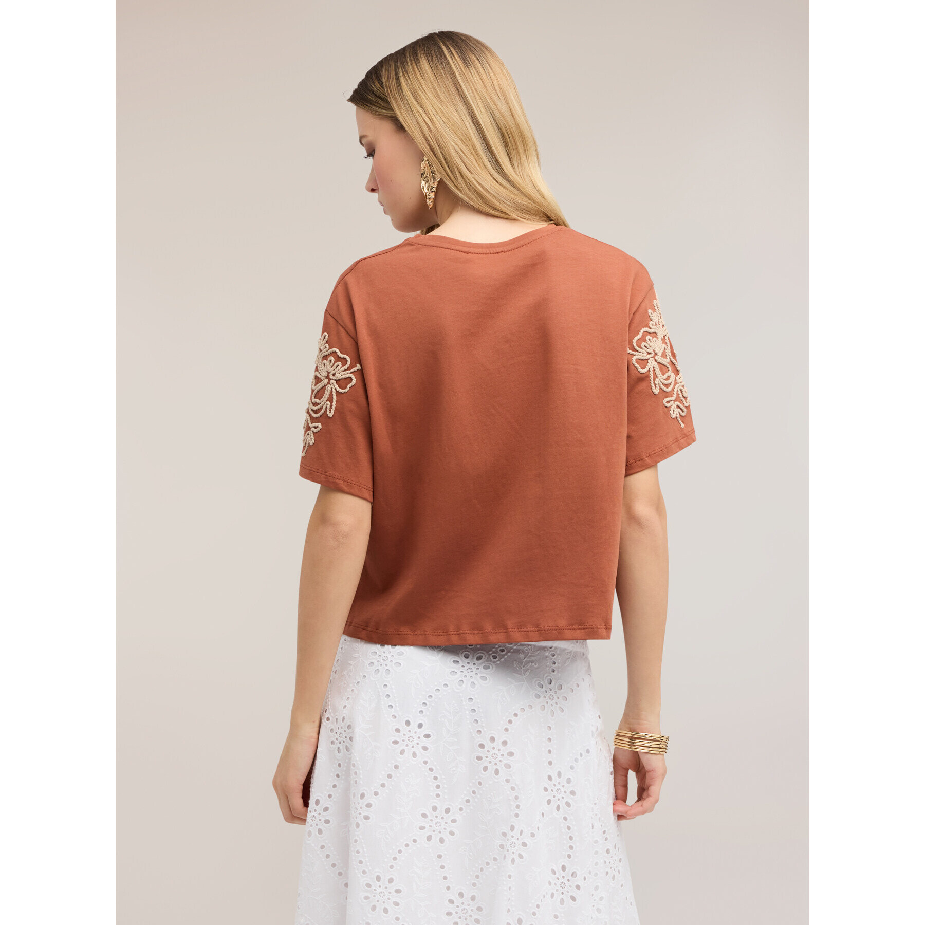 Motivi - T-shirt in jersey con ricami floreali - Marrone