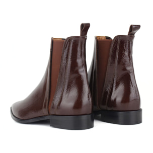 Botin de piel acharolada color marrón con elásticos. Tacón 3 cm