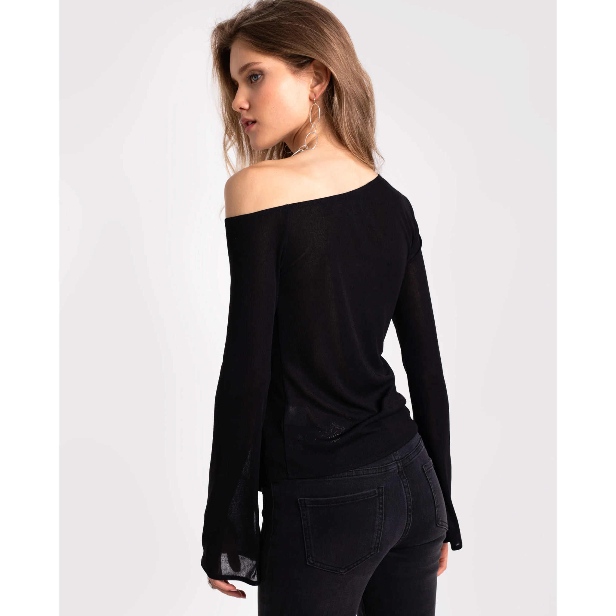 Top de manga larga con asimetrías