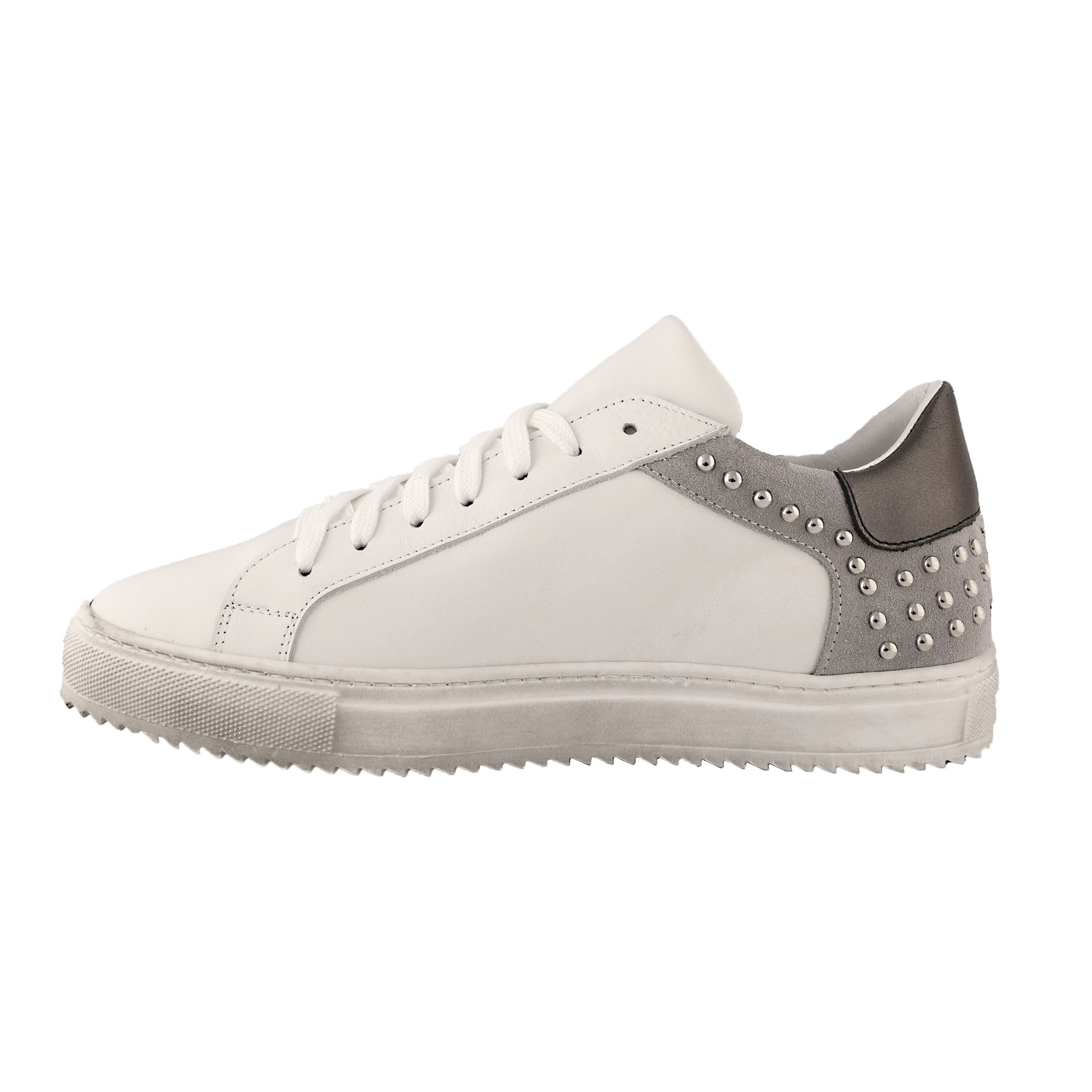 Sneakers in pelle di vitello e camoscio con borchie