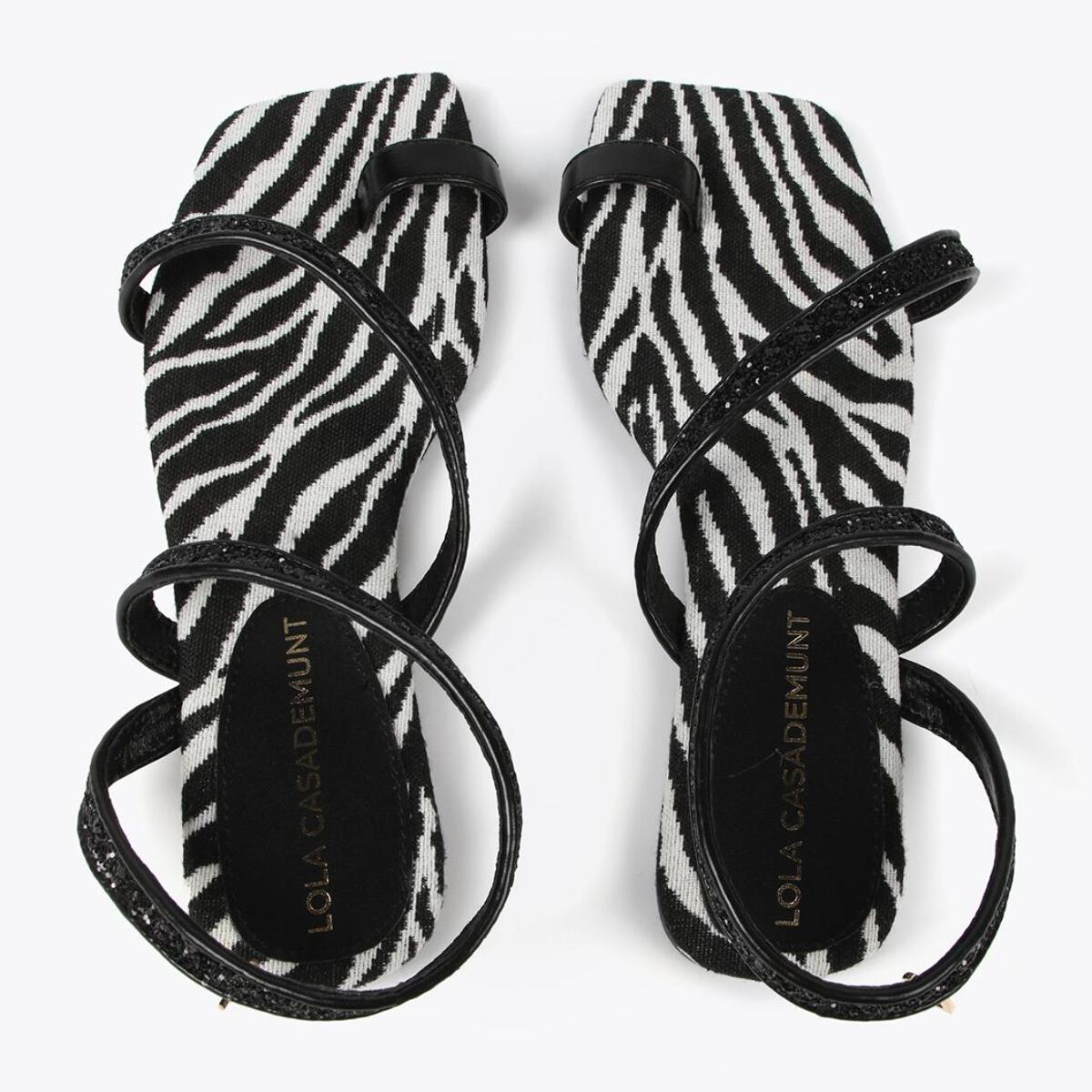 Sandali con fascette metallizzate e plantare con stampa zebrata