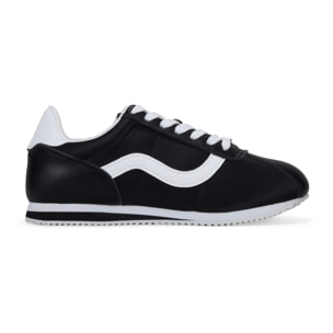 Zapatillas deportivas negras con cordones