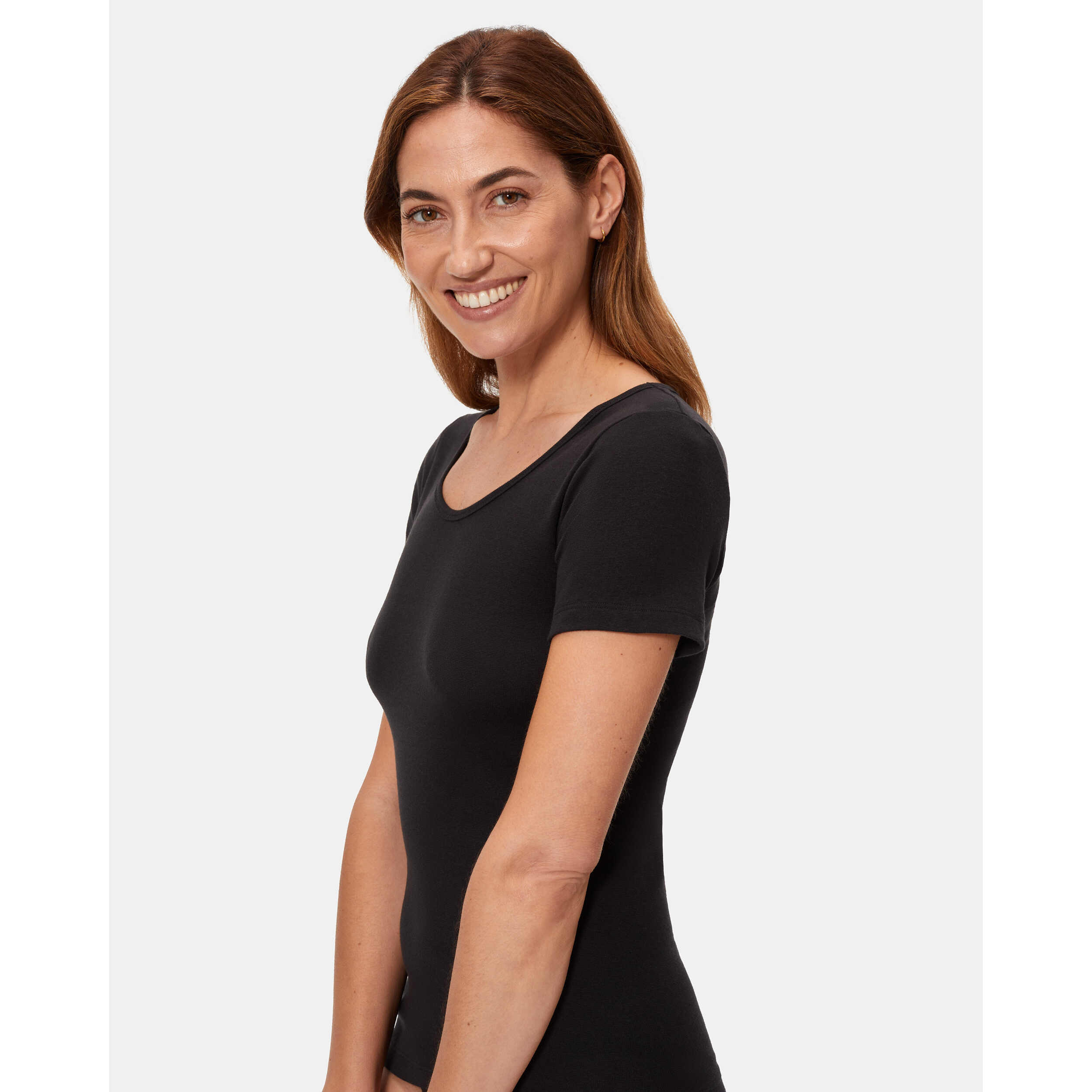 Camiseta manga corta de patrón básico con escote redondo ligeramente escotado