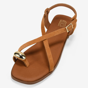 Sandalias de dedo marrones en piel con adorno metálico