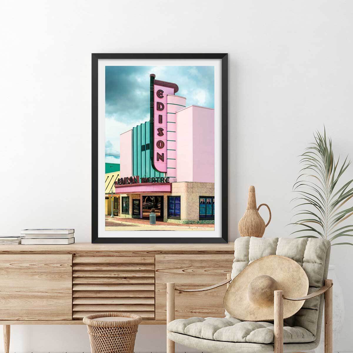 Affiche edison theater sur fond rose Affiche sous cadre noir