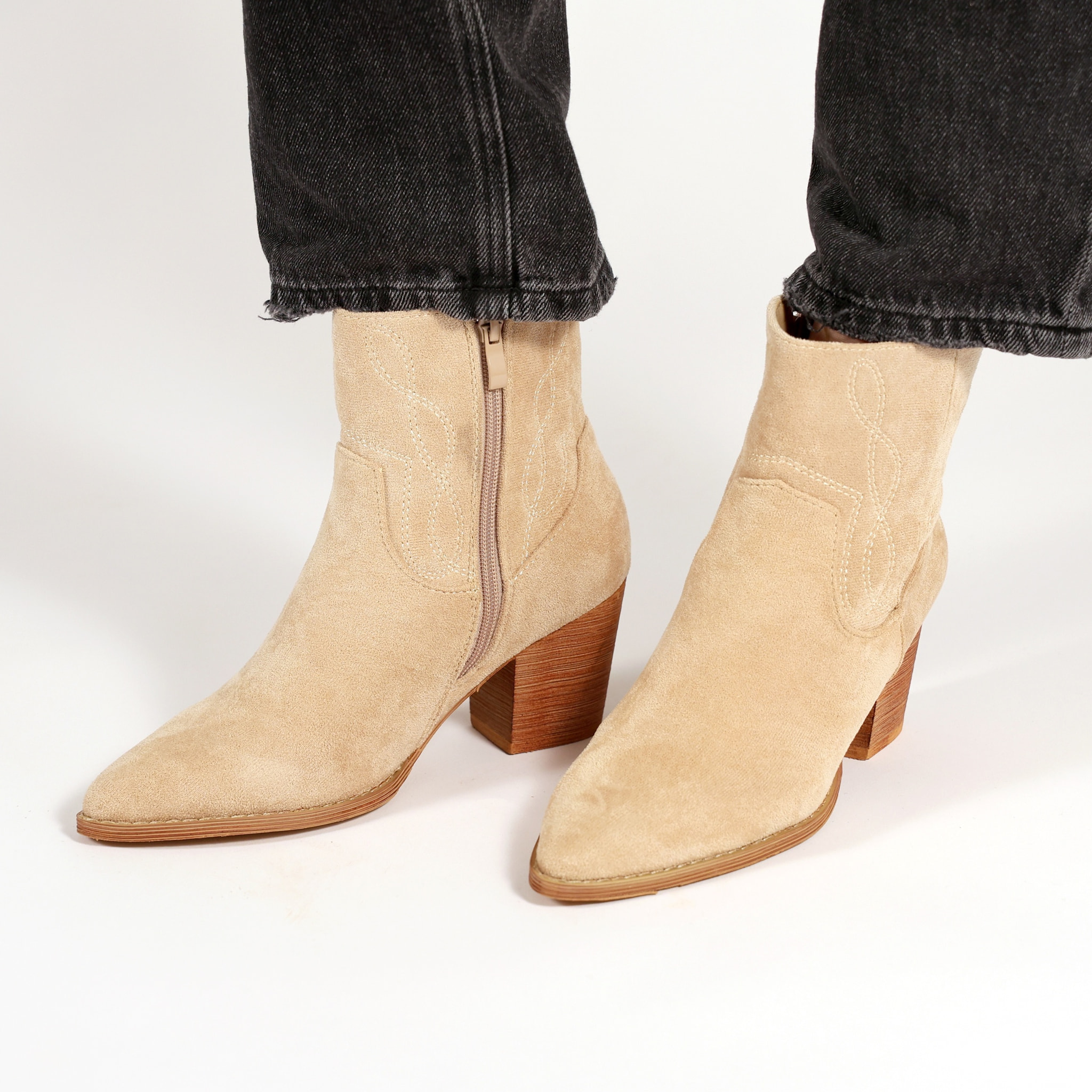 Stivaletti texani in simil pelle scamosciata con ricamo