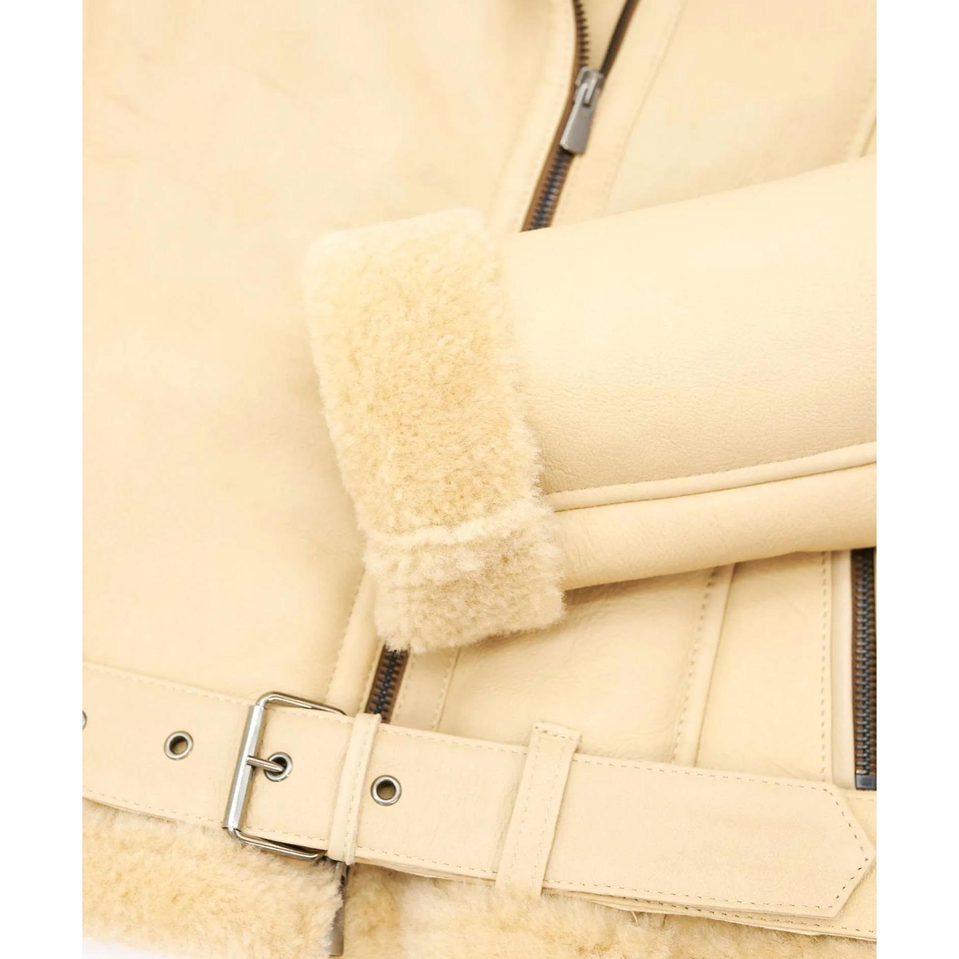 Montone shearling beige con cintura e cerniera trasversale