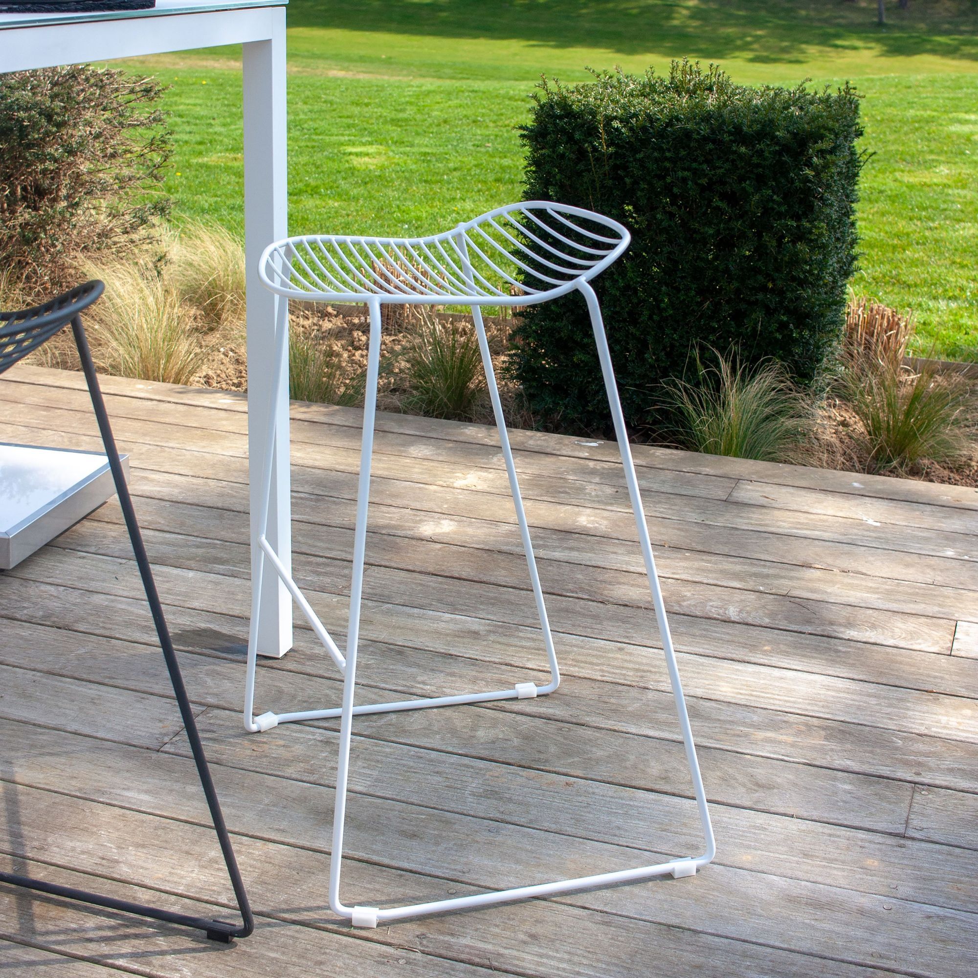 LOT 2 TABOURETS D' EXTERIEUR EN METAL BLANC EMPILABLES AUSTIN