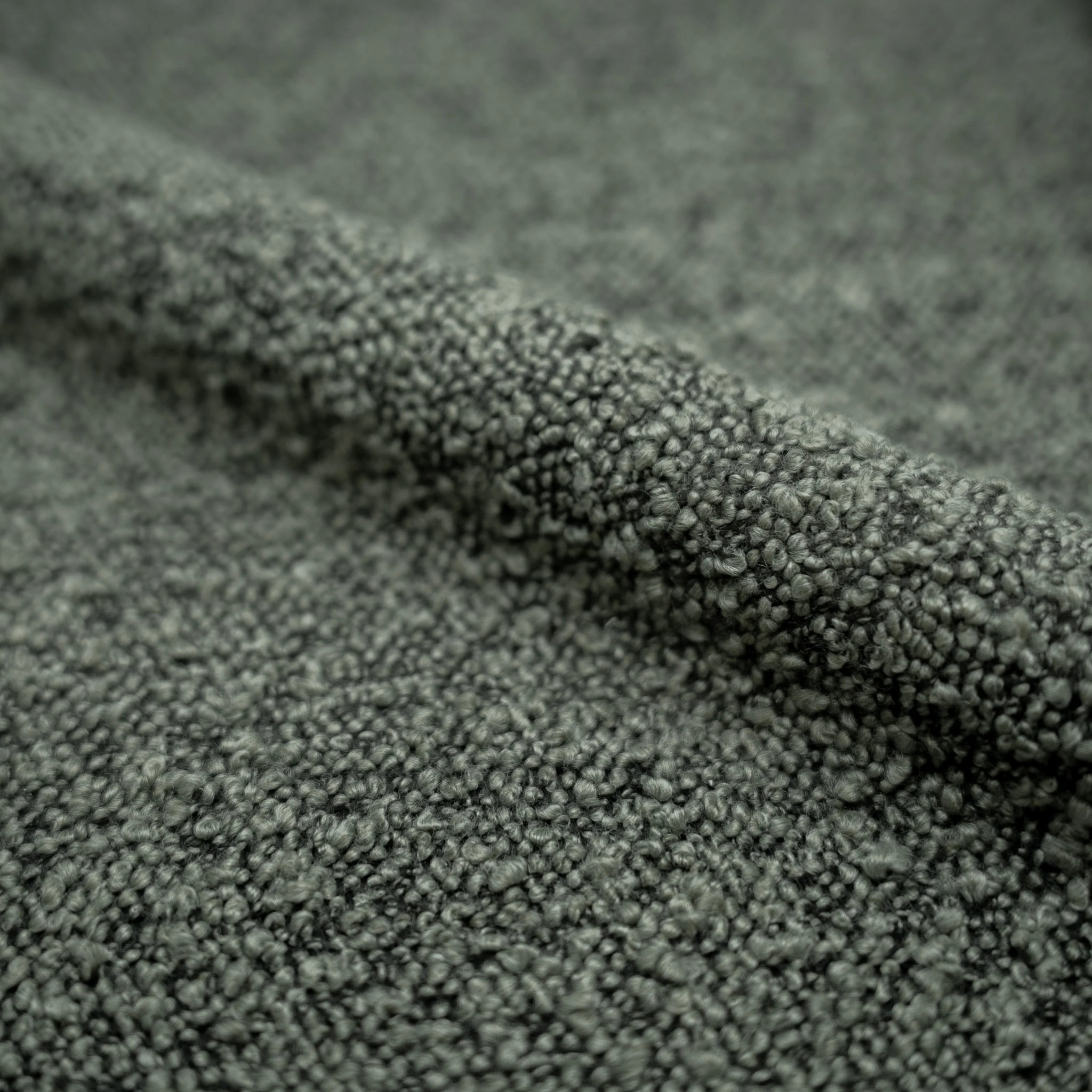 Lot de 2 chaises en tissu bouclé vert et pieds en métal noir - Iris