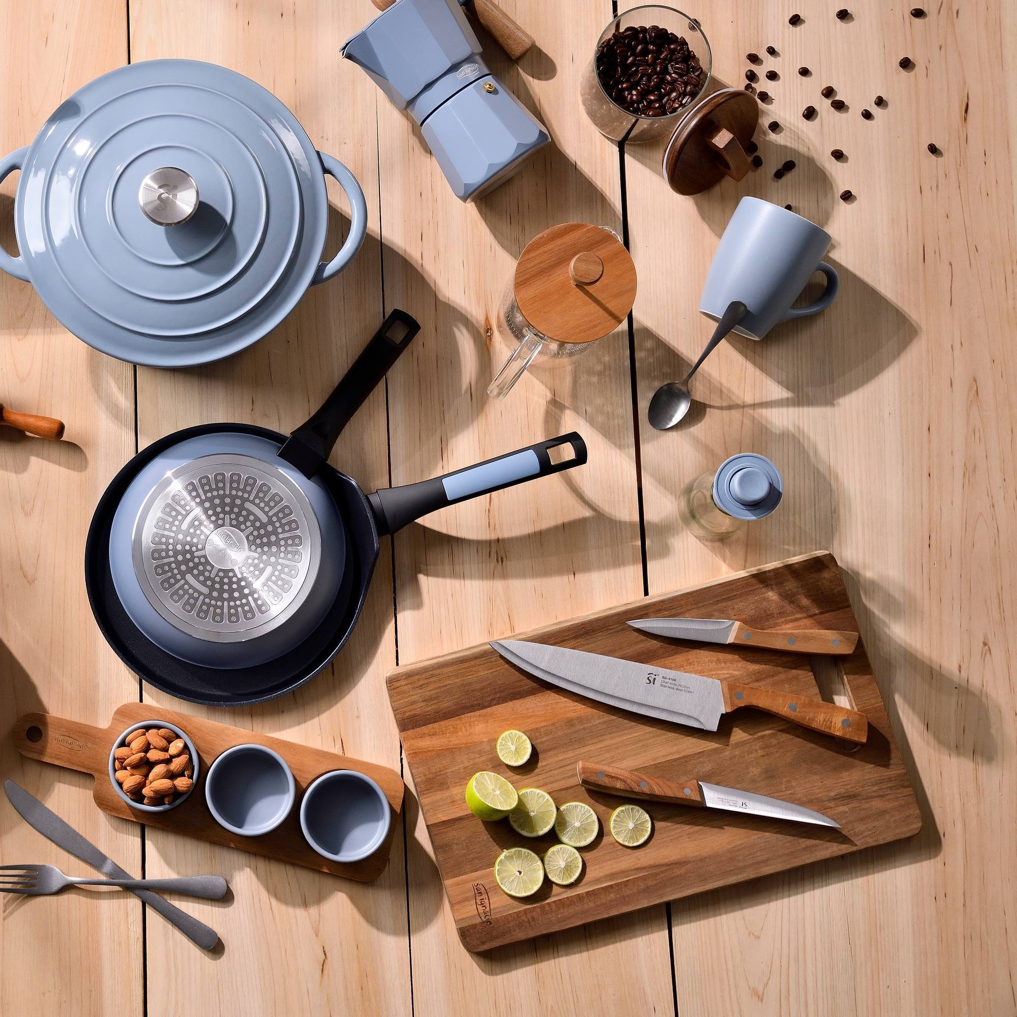 Set de cocina de 9Pzs: 3 Cuhillos en acero inoxidable + 5 Utensilios de silicona y madera + Tabla de corte 40x25cm NOIA San Ignacio