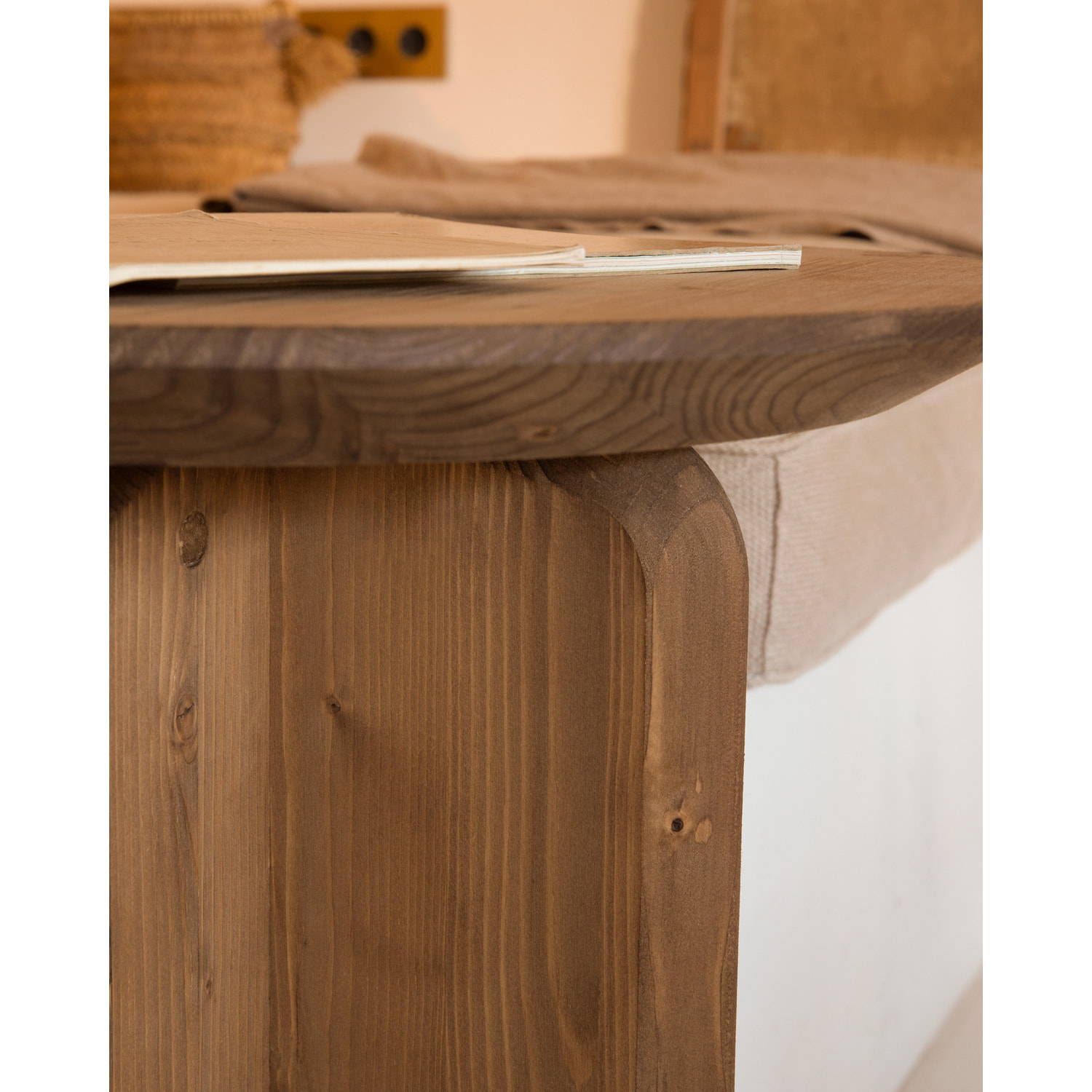 Table d’appoint en bois massif teinte chêne foncé de 50x45cm Hauteur: 50 Longueur: 45 Largeur: 45