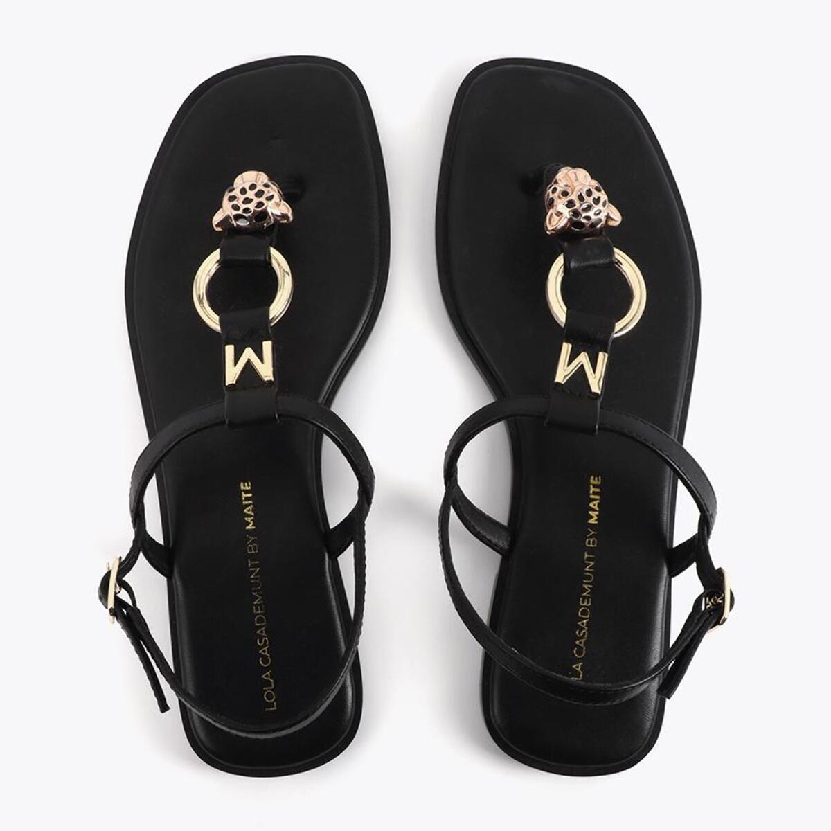 Sandalo con punta piatta e decorazioni metalliche