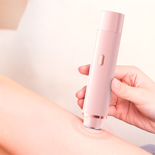 Afeitadora femenina especial para zonas delicadas, doble cabezal de recorte y de rasuración. Batería recargable.