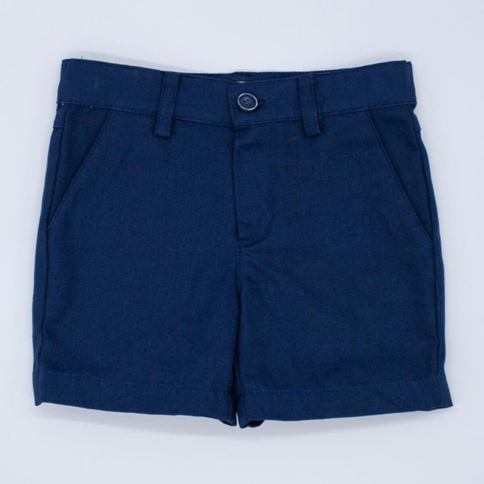 Bermuda de loneta azul marino, con bolsillos y bragueta.