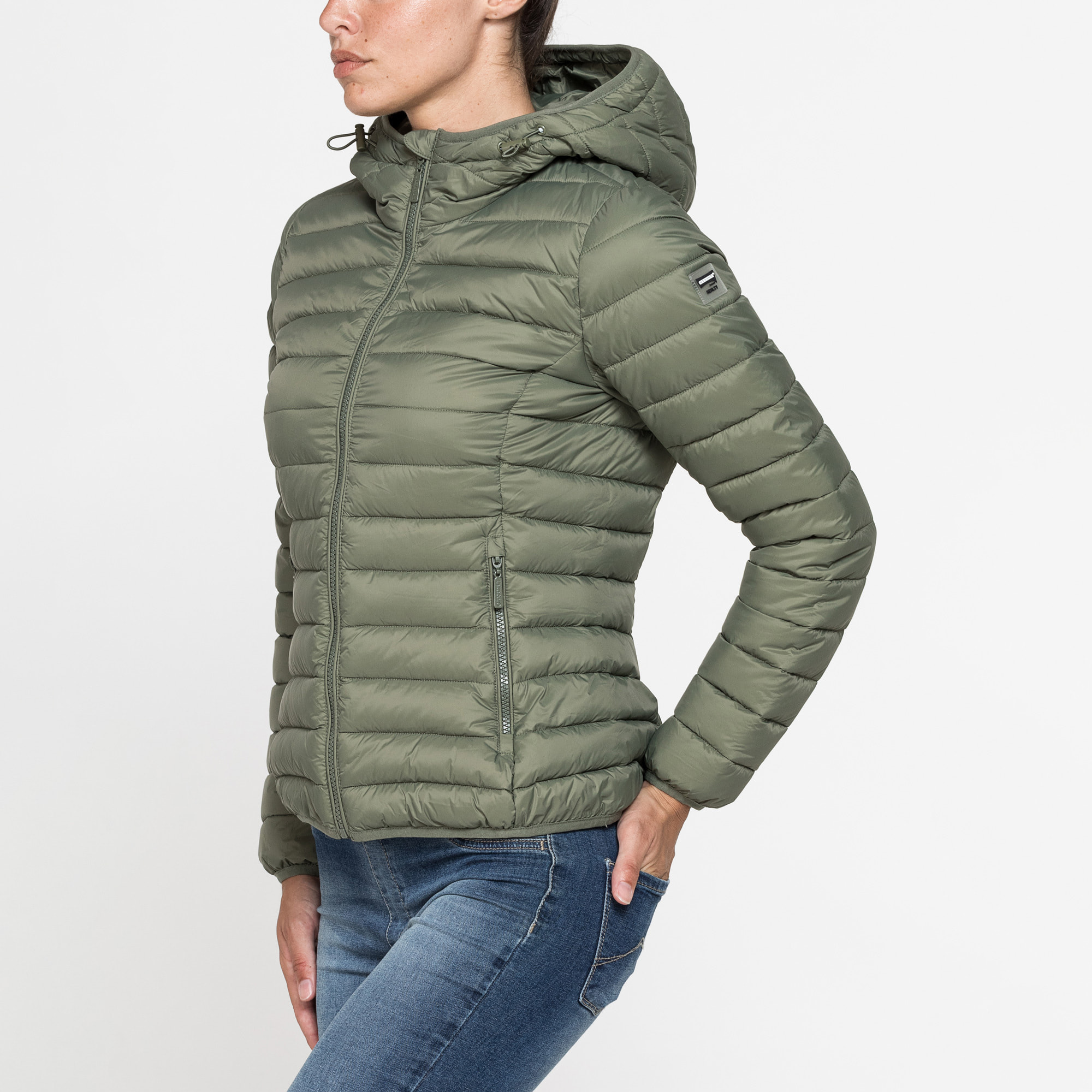 GIUBBOTTO RESISTENTE ALLA PIOGGIA CON IMBOTTITURA ULTRA LEGGERA. Vestibilità regolare.