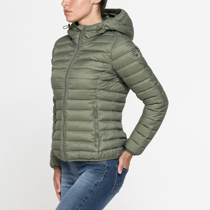 GIUBBOTTO RESISTENTE ALLA PIOGGIA CON IMBOTTITURA ULTRA LEGGERA. Vestibilità regolare.