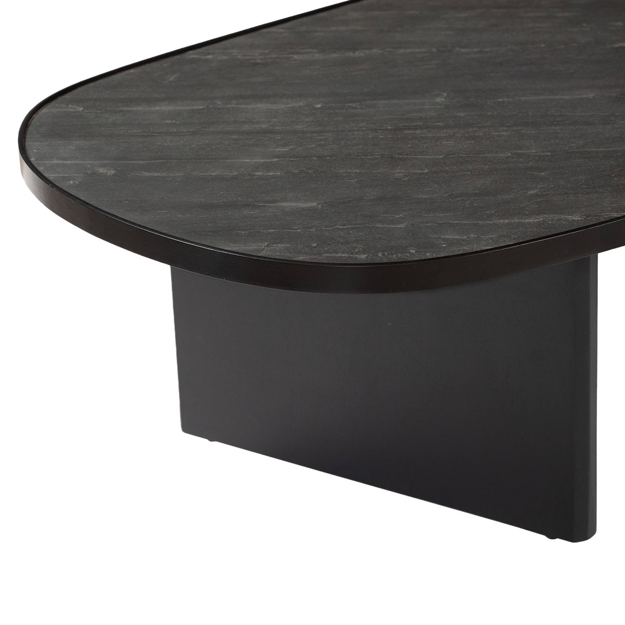 Table basse ovale bois de manguier et placage pierre noire. rebord en métal. L 119.5 x P 60 x H 35cm