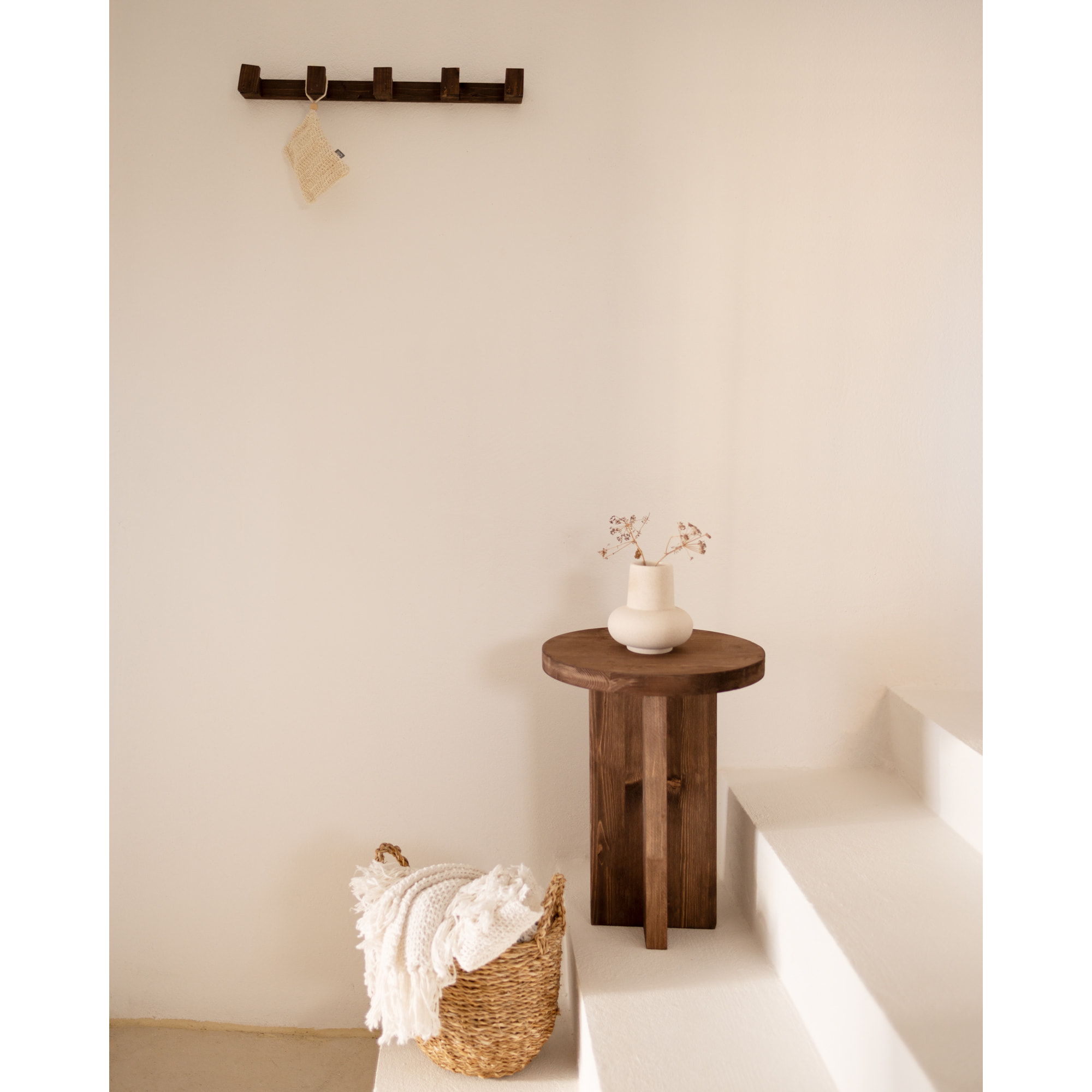 Tabouret en bois massif ton noyer 45x35cm Hauteur: 45 Longueur: 35 Largeur: 35