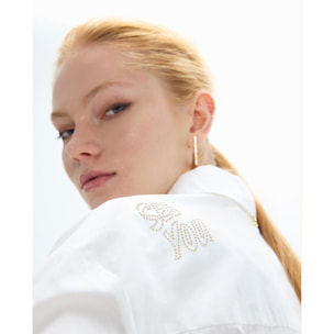 Camicia oversize con borchie dorate e disegni posizionati strategicamente.