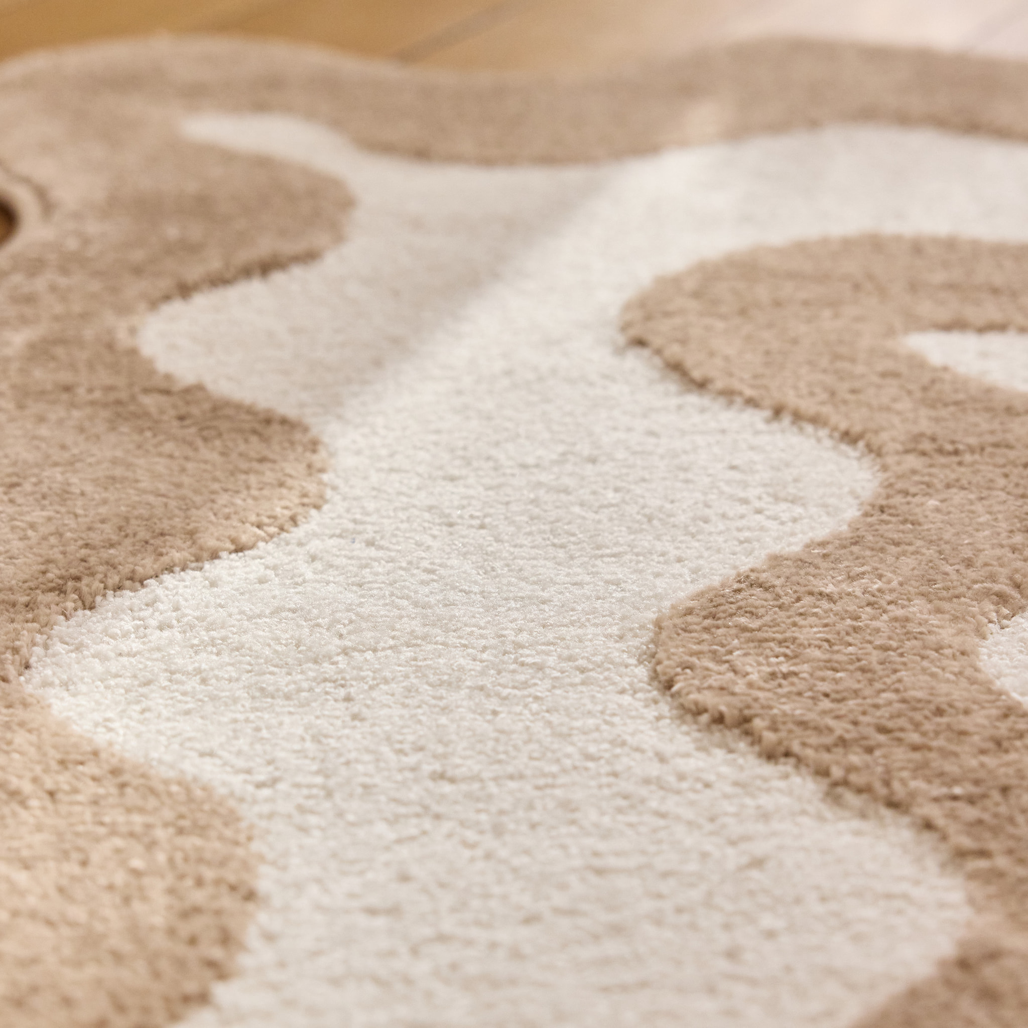 PANTONE - Tapis beige à bords festonnés TERRA DEL SOL