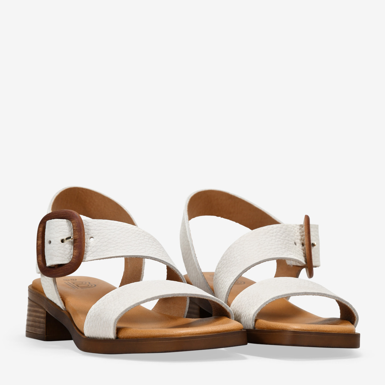 Sandalias de tacón beige en piel con hebilla de madera