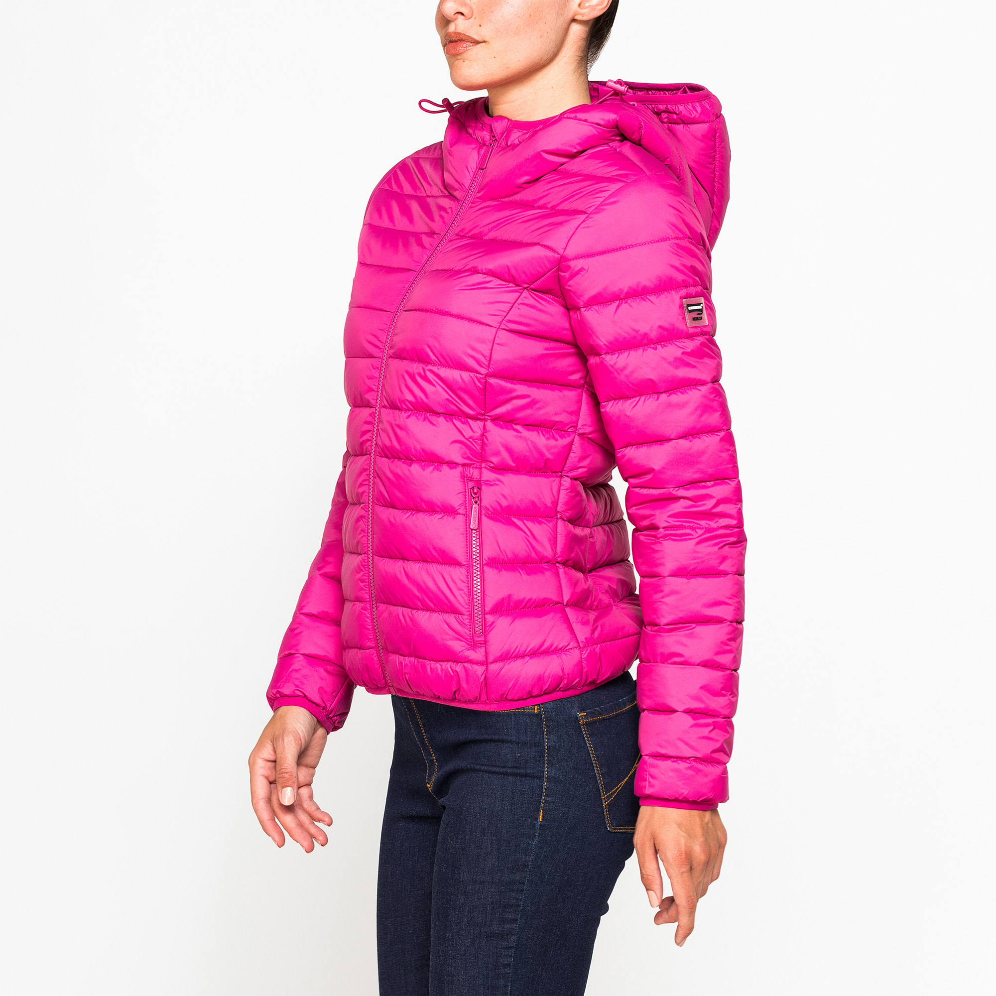 GIUBBOTTO RESISTENTE ALLA PIOGGIA CON IMBOTTITURA ULTRA LEGGERA. Vestibilità regolare.