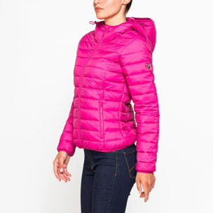 GIUBBOTTO RESISTENTE ALLA PIOGGIA CON IMBOTTITURA ULTRA LEGGERA. Vestibilità regolare.