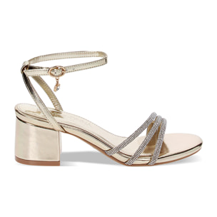 Sandalias con tacón dorado en laminado con piedras