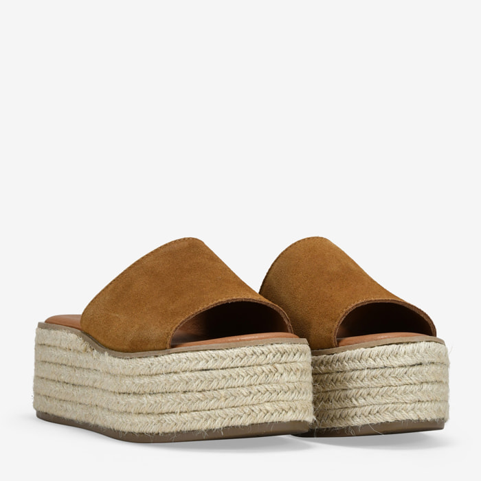Sandalias de plataforma marrones en piel con esparto
