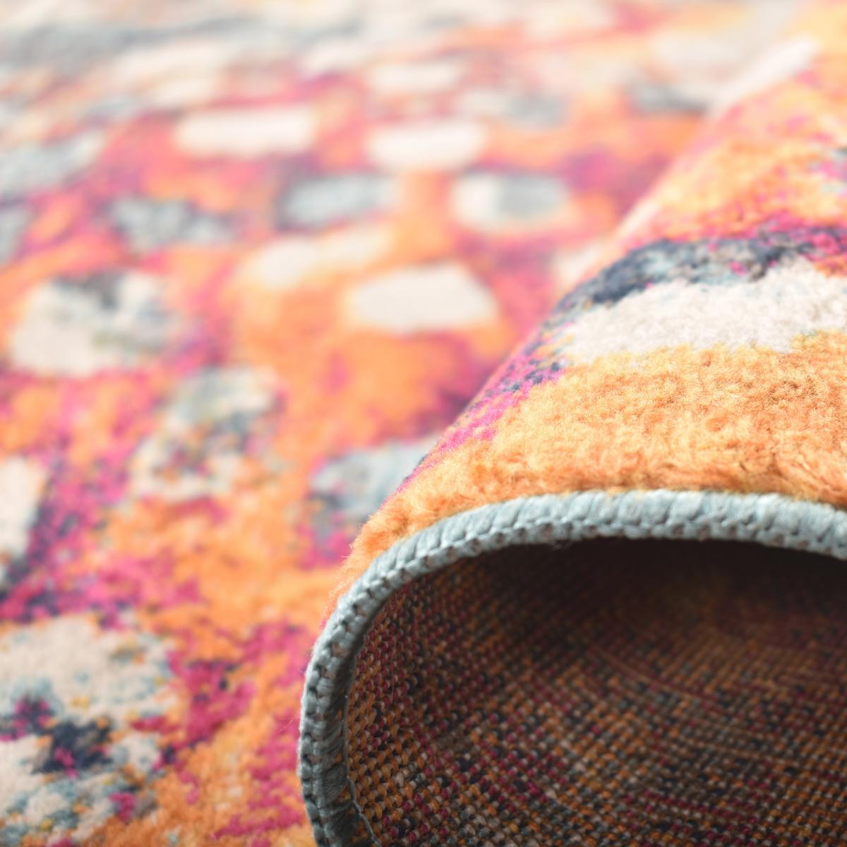 tapis moderne multicolore avec des motifs abstraits